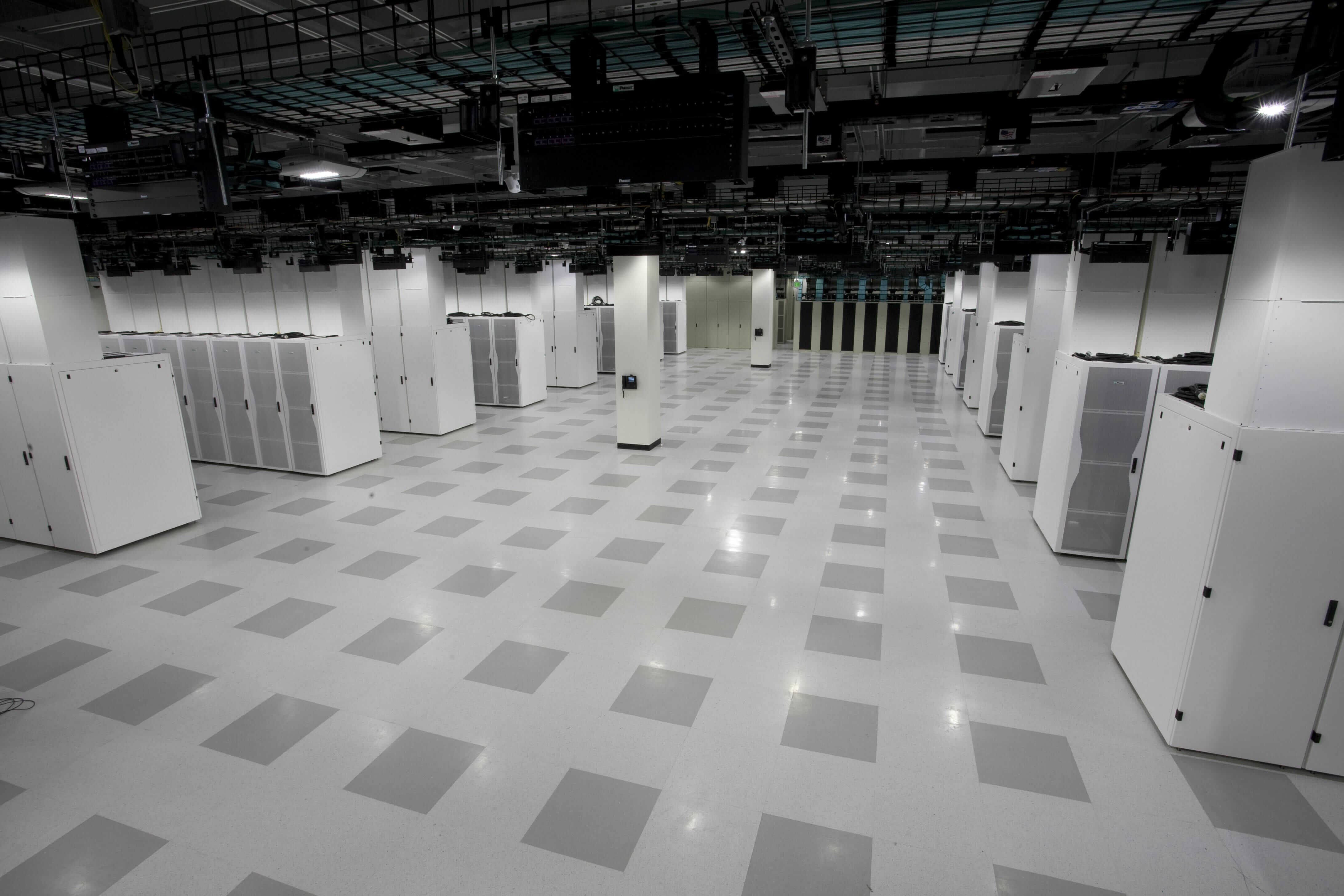 Perch&eacute; i data center utilizzano pavimenti sopraelevati: vantaggi, standard e best practice