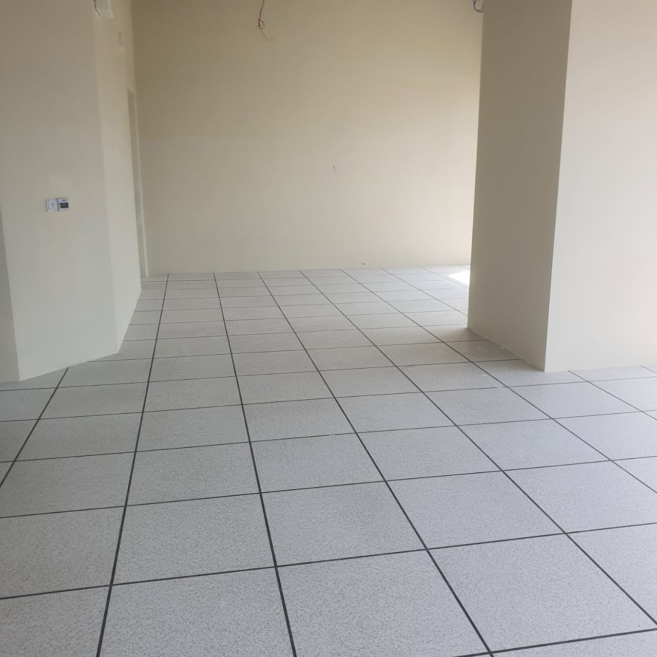 Znanost kontrole statičkog elektriciteta: Kako antistatički podovi štite osjetljivu opremu